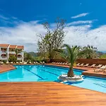 Bitzaro Palace Hotel Kalamákion